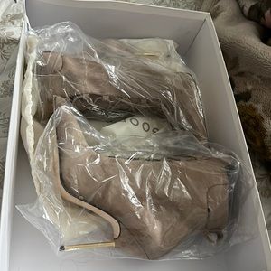 Shoes are from good American there a size 7.5 they are brand now never used